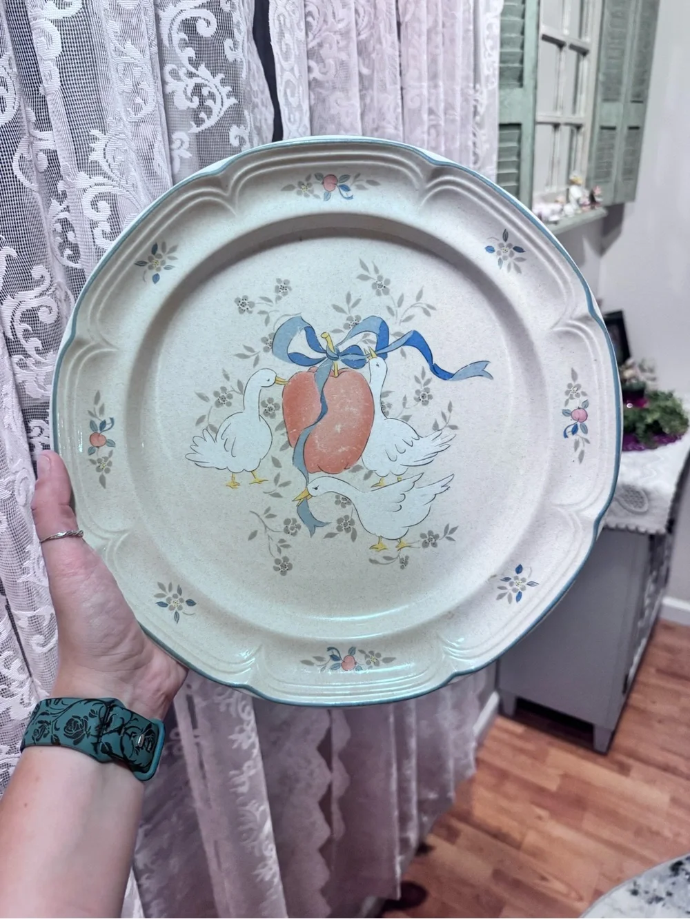 Vintage-style Decorative Marmalade 12-inch chop plate
